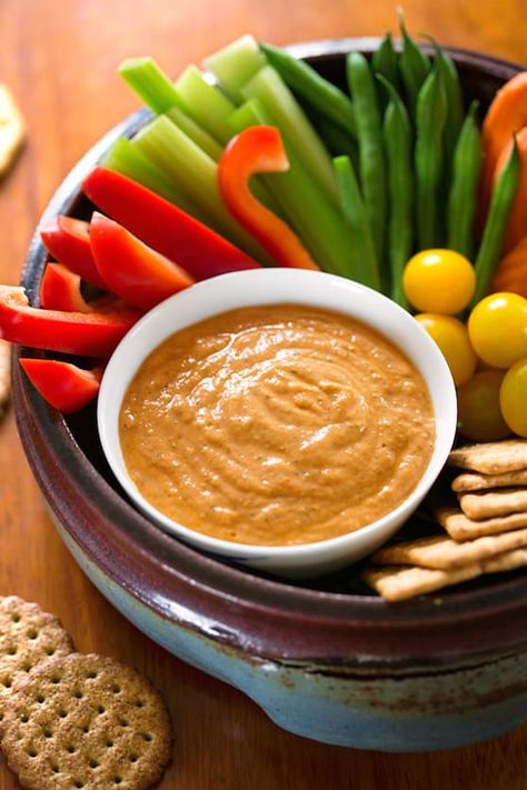 Tomato Dip Recipes, Whole Grain Crackers, Sundried Tomato Dip, Grain Crackers, Dip Vegan, Vegan Dips, Raw Veggies, Yummy Salads, Firm Tofu