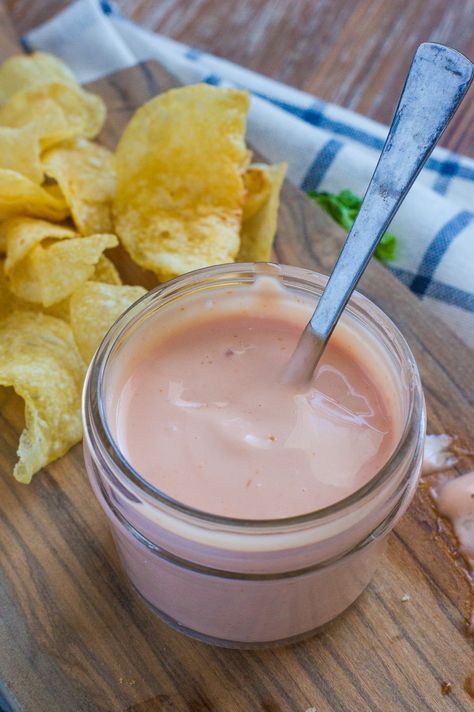 Delicious garlicky mayo ketchup sauce perfect for dipping fries, tostones or as a dressing for sandwiches and burgers. Dipping Sauce For Artichokes, Pink Sauce, Ketchup Sauce, Ketchup Recipe, Mayo Sauce, Dominican Food, Easy Salads, Other Recipes, Dipping Sauce