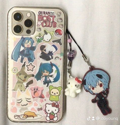 Phone Case With Keychain, Decorated Phone Cases With Stickers, Phone With Charms, Phone Case With Charms, Decorating Phone Case, Sanrio Phone Case, Phone Case Charms, Phonecase Aesthetic, Phonecase Ideas