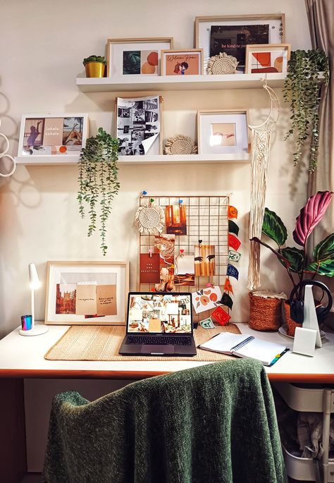 70s Home Office Decor, Indie Office Decor, Boho Desk Decor Ideas, Gen Z Office Decor, Office Decor Inspo Aesthetic, Home Office Funky, Office Inspo Workspaces, Cozy Cubicle Decor Ideas, Hygge Office At Home