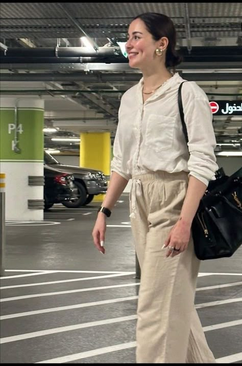 Hoorain Shaikh White Shirt Look, Haina Amir, Actress Dress, Hania Aamir, Neat Casual Outfits, Celebrity Casual Outfits, Handmade Fabric Bags, Hania Amir, Uni Fits