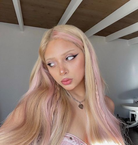 Platinum With Pink Highlights, Blonde With Streaks Of Color, Pink Blonde Aesthetic, Light Blonde Hair With Pink Highlights, Coloured Hair Inspiration, Blonde And Pastel Pink Hair, Ash Blonde With Pink Highlights, Baby Pink Highlights In Blonde Hair, Pink Highlights In Dark Blonde Hair