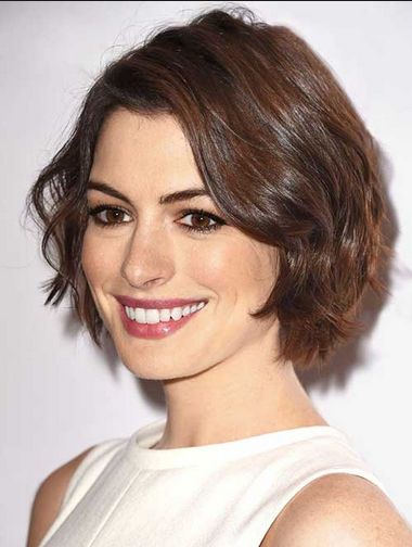 Anne Hathaway short layered bob hairstyle Short Cropped Hair, Spring Haircuts, Short Layered Bob Hairstyles, Crop Hair, Haircuts For Wavy Hair, Short Hairstyles For Thick Hair, Short Wavy Hair, Short Wavy, Penteado Cabelo Curto