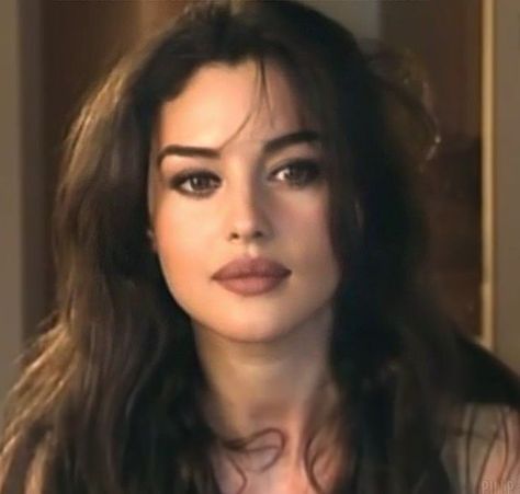 Belluci Monica Style, 90s Beauty Standards, Monica Belluci Makeup Look, Monica Belluci Icon, Maty Huitrón, Monica Belluci Face, 90s Monica Bellucci, 90s Model Makeup, Monica Belluci 90s