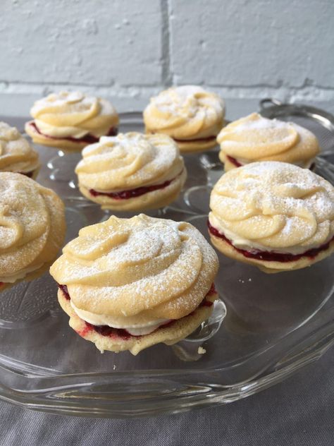 British Biscuit Recipes, British Cookies, Viennese Biscuits, Viennese Whirls, English Biscuits, British Sweets, British Baking Show Recipes, British Bake Off Recipes, Homemade Raspberry Jam