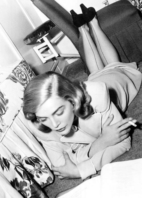 Lizabeth Scott: The Most Beautiful Face of Film Noir During the 1940s and 1950s ~ Vintage Everyday Lizabeth Scott, Bogie And Bacall, Bogart And Bacall, Movie Script, Movie Scripts, Lauren Bacall, Humphrey Bogart, Easy Living, Hollywood Legends