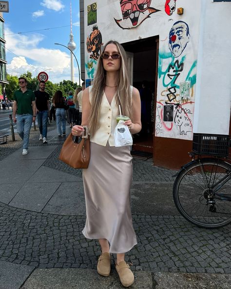 About fashion and my other passion🤭 cinnamon buns & iced matcha latte <3 Combined a vest to a satin skirt and I totally love the look🤍 What do you think? Satin Vest Outfit, Pink Silk Skirt Outfit, Blue Satin Skirt, Pink Silk Skirt, Pink Satin Skirt, Silk Skirt Outfit, Fall Moodboard, Business Vest, Iced Matcha Latte