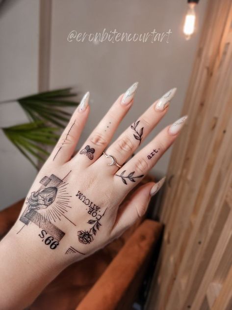 Quais os cuidados com a tatuagem na mão? Tattoo On Side Of Hand For Women, Pinky Tattoos For Women, Unique Finger Tattoos For Women, 27 Tattoo, Hip Thigh Tattoos, Simple Tattoos For Guys, Finger Tats, Cute Hand Tattoos, Hand And Finger Tattoos