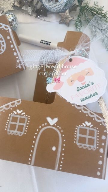 Andrea Clawson on Instagram: "DIY gift holders: Gingerbread houses 🤎🤍  Easy way to fancy up a brown bag from @dollartree or these cup holders from @amazon for the holidays 🎀❄️  I love how easy it was and I was able to free hand it all! These will be perfect for teacher gifts 🥰  Make sure you are following me to see what I end up filling them with!   Save for inspo + share this reel with a holiday lovin’ bestie 😍   Comment “link” to shop for supplies to recreate + for this adorable free printable 🎅   What I used:  Brown cup holder from @amazon  Ruler White paint markers, thin and thick  I added some fancy ribbon and a gift tag   #christmas #holidaydecor #wrappingpresents #christmasideas #teachergifts #giftingideas #holidayinspo #gingerbread #gingerbreadhouse #gingerbreadobsessed #craf Cup Holder Gift Idea, Gift Tag Christmas, Fancy Ribbon, Brown Cups, Gift Holders, Christmas Cup, Present Wrapping, Gingerbread Houses, Instagram Diy