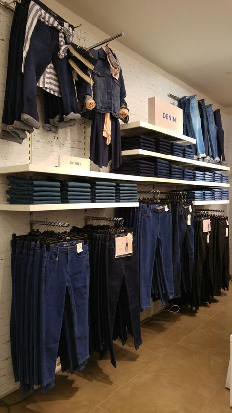 Merchandising Jeans, Clothes Shop Display, Store Visual Merchandising, Visual Merchandising Ideas, Shop Display Ideas, Denim Wall, Denim Display, Visual Merchandising Fashion, Fashion Store Design