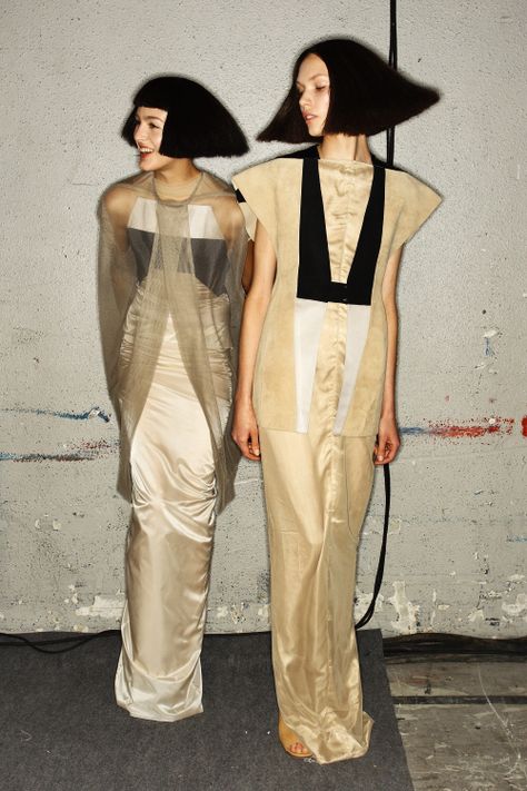 Rick Owens does angular bobs 90s Rick Owens, Vintage Rick Owens, Rick Owens Runway, Models Backstage, Brain Booster, Rick Owens Women, Clothing Details, Look Casual, Modern Fashion