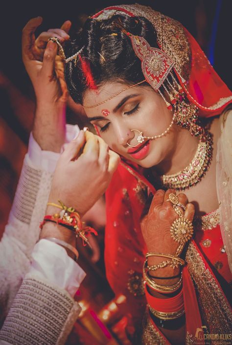 Sindoor Moment, Wedding Dulhan, Saraswati Picture, Marriage Girl, Haldi Photoshoot, South Wedding, Bridal Trousseau, Bride Head, Indian Bride Makeup