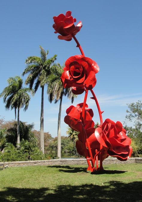 Sculpture of an iron rose. Rose Installation, Rose Sculpture, Metal Roses, Red Sculpture, Giant Roses, Iron Rose, Flower Sculpture, Mall Decor, Rosé Theme