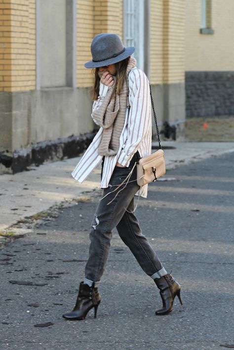 that's well done. NYC. #ToBeBright Tip Of The Day, Fashion Top, 2015 Fashion, Ladies Dress Design, Street Chic, Urban Fashion, Jean Outfits, Autumn Winter Fashion, Chic Outfits