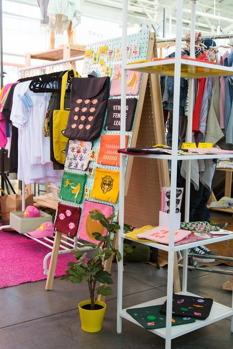 Display Ideas For Clothes, Mini Pop Up Store, Displaying Clothes, Clothing Booth Display, Booth Display Design, Craft Stall Display, Creative Booths, Craft Fair Booth Display, Craft Show Booths