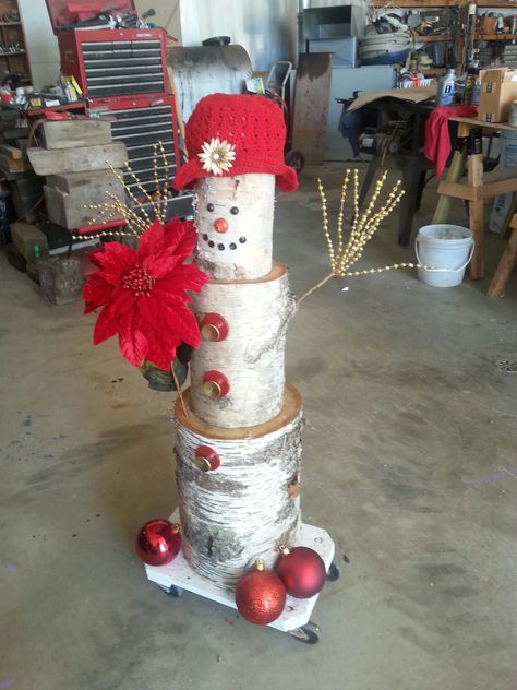 Birch Snowman Logs, What To Make With Birch Logs, Birch Tree Snowman, White Birch Christmas Decor, White Birch Logs Decor, Birch Wood Decor, Birch Wood Crafts, Log Decor, Pinterest Christmas Crafts