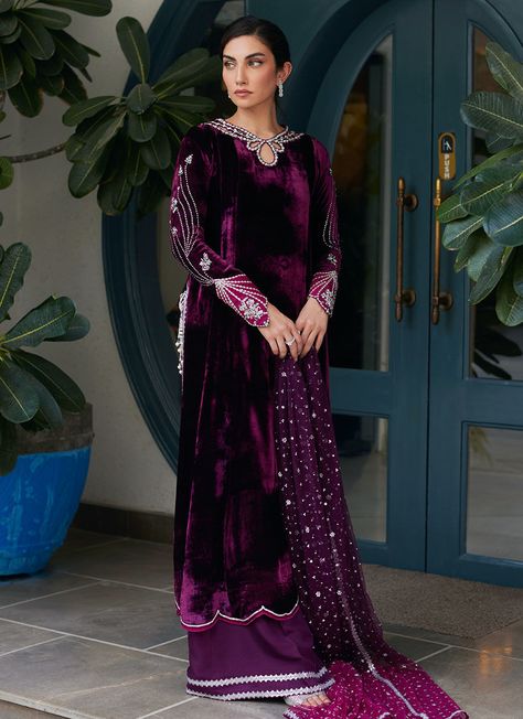 Party & Wedding Wear !!! Product Details: Color: Plum Fabric: Velvet Dupatta Fabric: Silk. Work Details: Embellished Sizes: Customized. Whatsapp us for Price and Details: +923118372484 Whatsapp link: https://wa.me/923118372484 Visit Our Website: https://fab-outfits.com/ Worldwide delivery Available. Farah Talib Aziz, Velvet Dupatta, Velvet Design, Velvet Dress Designs, Latest Dress Design, Embroidered Sleeves, Wedding Look, Embroidery Motifs, Net Dupatta