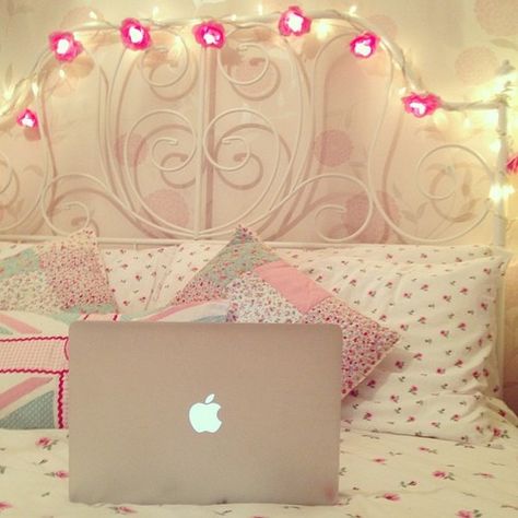 .. ♡ .. Shabi Chic, Tumblr Rooms, Girly Room, Room Goals, Flower Lights, Dream Bedroom, Getting Cozy, Dream Room, My Dream Home