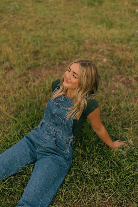 Casual Photoshoot Ideas Outside, Jean Overalls Outfit Summer, Easy Outdoor Photoshoot Ideas, Overalls Outfit Senior Pictures, Cute Outfits Photoshoot, Cute Photo Shoot Outfits, Self Photoshoot Outside, Sweater Senior Pictures, Casual Photoshoot Ideas At Home