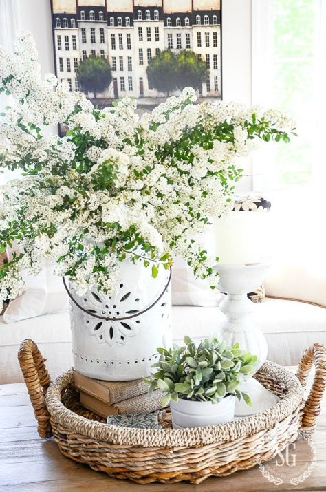 PERFECT SUMMER VIGNETTE- And how to create one that will work all summer long Koti Diy, Tafel Decor, Decor Eclectic, Farmhouse Home Decor, Farmhouse Decoration, Summer Home Decor, Deco Floral, Country Style Homes, Decor Guide