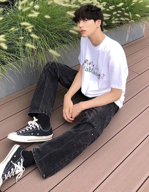 Converse Low Outfit Men, Converse Low Outfit, Converse High Black, Men Wardrobe, Chuck Taylor Black, Jeans Outfit Men, Outfit Korean, Fashion Boy, Boy Fits