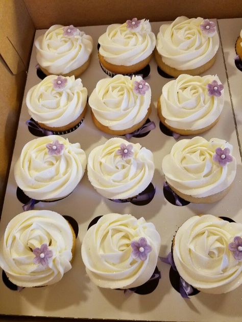 Bridal Shower Cake Lavender, Purple Cupcakes Ideas, Lilac Cupcakes, Purple Wedding Cupcakes, Wedding Cakes Lilac, White Wedding Cupcakes, Wedding Cake Frosting, Sweets Table Wedding, Purple Quince