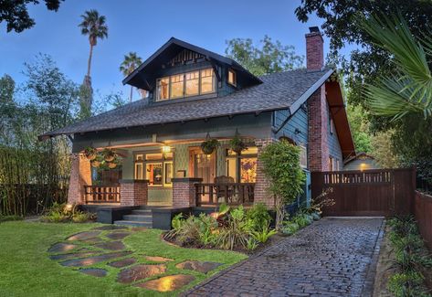 2014 Craftsman Weekend returns to Pasadena - Los Angeles Times Craftsman Bungalow Exterior, Craftsman House Designs, Craftsman Houses, California Craftsman, Home In The Woods, Bungalow Style House, Craftsman Cottage, California Bungalow, Bungalow Exterior