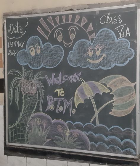 Chalkboard Decoration, Register Decoration, Chalk Art Quotes, Class Board Decoration, School Chalkboard Art, Decoration Class, Preschool Charts, Chalkboard Doodles, Board Drawing