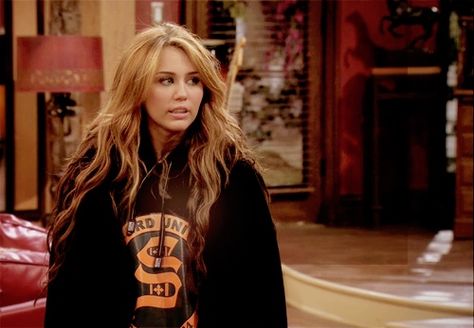 Hannah Montana: Forever<3 Love her hair so much!! Hannah Montana Forever, Hannah Montana, Girly Quotes, Reasons To Smile, Girls Life, Just Girl Things, Just Girly Things, Disney Channel, Miley Cyrus