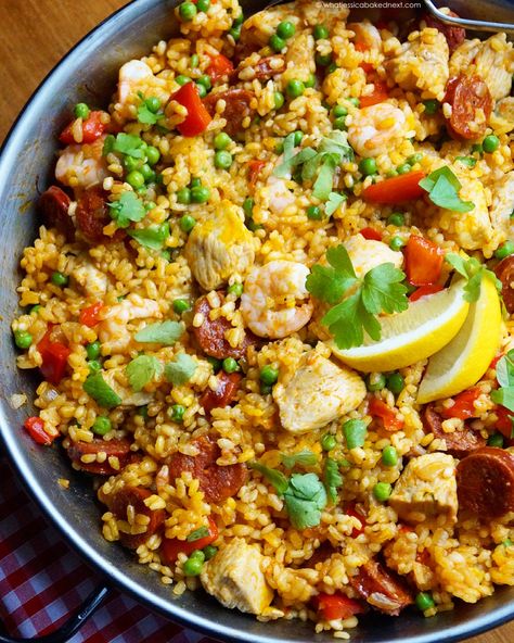 Classic Spanish paella made with calasparra rice, smoky chorizo, tender chicken and prawns. Garnished with lemon wedges and chopped parsley. An easy dinner recipe that’ll take you less than a… Spanish Paella Recipe, Easy Paella, Rice Dishes Easy, Chicken Paella, Scottish Shortbread, Spanish Chicken, Spanish Paella, Chicken Chorizo, Paella Recipe