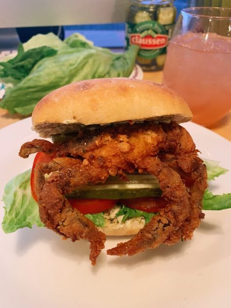 Fried Soft Shell Crab Sandwich! Fresh outta WANCHESE :) Soft Shell Crab Sandwich, Crab Sandwich Recipe, Soft Shell Crab Recipe, Blue Crab Recipes, Crab Burger, Fried Soft Shell Crab, Crab Sandwich, Ciabatta Roll, Sandwich Sauces