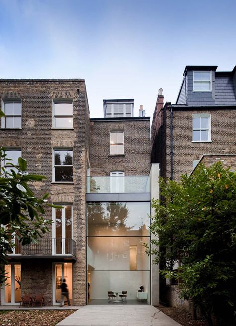 Bassett Road House by Paul+O Architects Architecture Cool, Victorian Townhouse, Glass Extension, Modern Extension, Glass Walls, Design Exterior, Architect House, Brick Building, Architecture Exterior