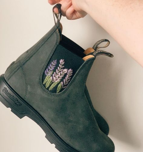 Embroider Blundstone, Embroidery On Boots, Embroidered Blundstone, Embroidered Clothes Ideas, Embroidery On Shoes, Things To Embroider, Embroider Clothes, Hand Embroidered Clothes, Boot Embroidery