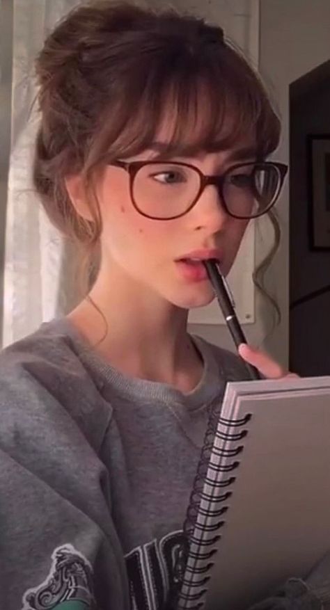 Bangs And Glasses, People With Glasses, Glasses Inspiration, Hairstyles With Glasses, Haircuts For Medium Hair, Girl Haircuts, Haircuts Straight Hair, Foto Poses, Girl Short Hair