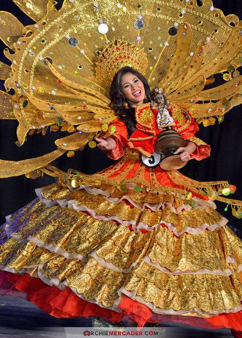 Costume Carnaval Mamets Cartoon Dungkek Sumenep #costumes Dinagyang Festival, Philippine Festivals, Sinulog Festival, Miss Universe National Costume, Caribbean Carnival Costumes, Queen Gown, Philippine History, Carnival Outfit, Wedding Headwear