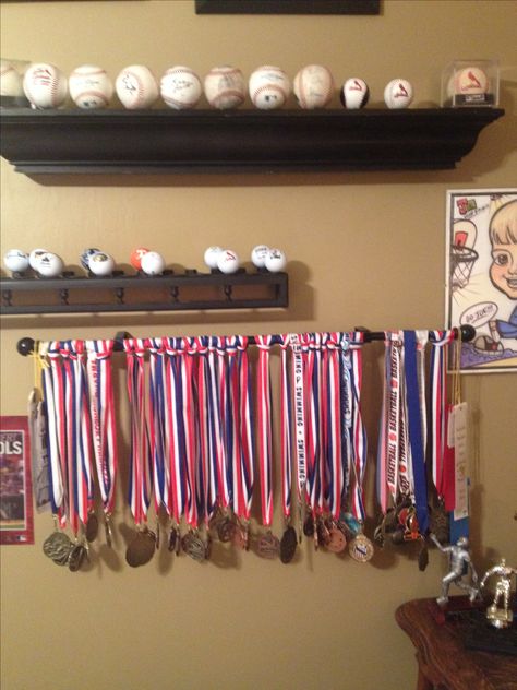 Curtain rod to display medals.  Thrift store shelves with washers glued on.   Then spray painted for golf ball and baseball displays. Medal Display Ideas, Sports Memorabilia Room, Baseball Bedroom Decor, Display Medals, Golf Ball Displays, Baseball Bedroom, Trophy Display, Baseball Display, Baseball Room