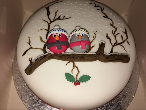 Robin Christmas Cakes, Robin Christmas Cake, Traditional Christmas Cake Decoration, Christmas Cake Fondant Decorating Ideas, Round Christmas Cake Designs, Christmas Decorated Cakes, Xmas Cake Decorating Ideas, Winter Cake Designs, Round Christmas Cake