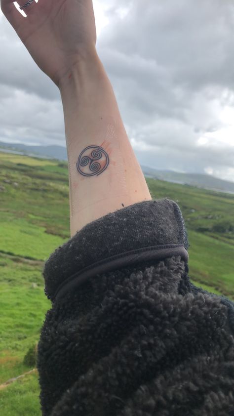 Triskelion Tattoo Women, Celtic Bracelet Tattoo, Celtic Spiral Tattoo, Ireland Tattoo Ideas, Triskelion Tattoo, Gaelic Tattoo, Celtic Tattoo For Women, Fantasy Country, Celtic Tattoo Symbols