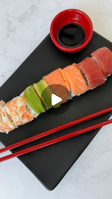 Chef Bea Lopez on Instagram: "Como preparar un Rainbow Sushi   Un sushi hecho en casa de una manera muy fácil y deliciosa. Aprende el paso a paso con el video y los ingredientes están en la parte de abajo. Te va a encantar!!! Para el arroz busca aquí en nuestro sitio web, cómo cocinar arroz de sushi perfecto.   https://lasoleta.com/recetas-saladas/platos-fuertes/rainbow-sushi/ Ingredientes Arroz cocido para sushi Media hoja de alga Atún corte sashimi Salmón ahumado Aguacate Camarones cocidos y partidos a la mitad Salsa tampico Pepino en tiras Soya con limón Elaboración paso a paso Ponemos la hoja de alga y extendemos el arroz, damos la vuelta quedando el arroz abajo y encima del alga ponemos en un extremo la salsa tampico y el pepino y enrollamos con cuidado. Encima ponemos atún, salmón, a Sushi Craving, Rainbow Sushi, Chef, On Instagram