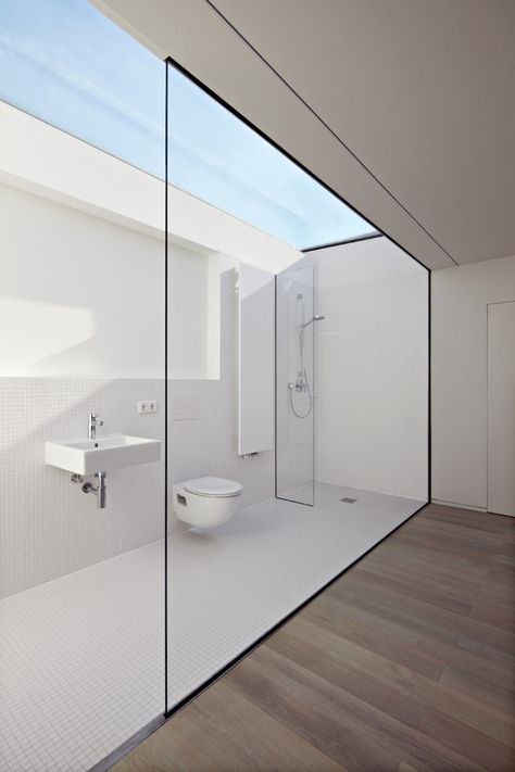 Haus W – Ian Shaw Architekten BDA RIBA Minimal Bathrooms, Glass Walls, Bathroom Windows, Bad Design, Trendy Bathroom, Minimalist Bathroom, Decor Minimalist, Shower Design, Urban Planning