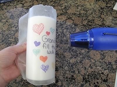 Draw on wax paper with permanent markers, wrap around candle and heat until image is transferred. I can see a monogram on a candle Candle Transfer, Personalized Candles Diy, Diy Candles Design, Diy Holiday Gifts, Candle Craft, Cadeau Diy, Homemade Candles, Personalized Candles, Designer Candles