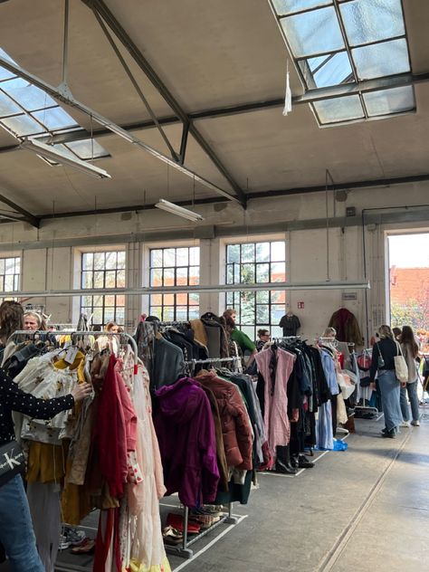 Second Hand Market, Successful Youtuber, Vintage Store Ideas, Vintage Thrift Stores, Clothing Store Interior, Vintage Clothing Boutique, Dream Clients, Vintage Clothing Stores, Vintage Thrift