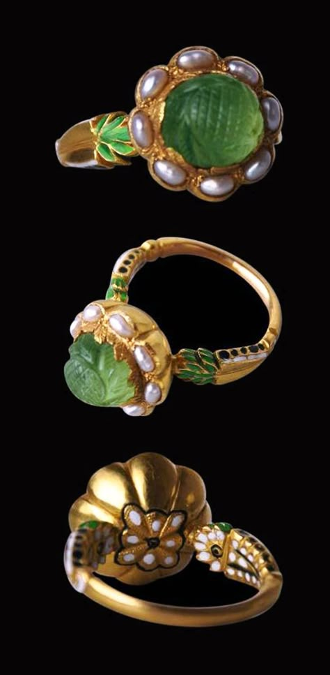 Northern India - 1800s. Carved Emerald, Ancient Jewellery, Historical Jewellery, North India, Ancient Jewelry, 18k Gold Ring, Diy Schmuck, Antique Jewellery, Antique Rings