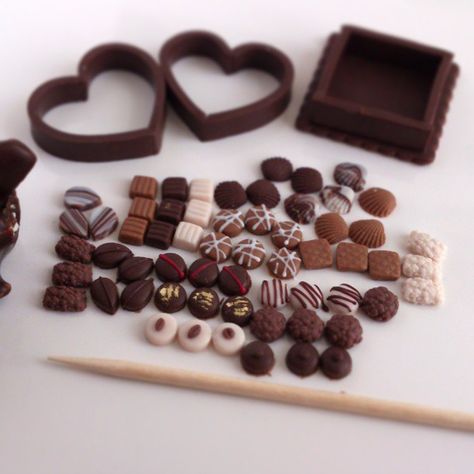 Miniature chocolate pralines ^^ Mini Patisserie, Dollhouse Bakery, Chocolate Pralines, Miniature Chocolate, Sees Candies, Polymer Clay Cake, Tiny Treats, Diy Doll Miniatures, Miniature Cake