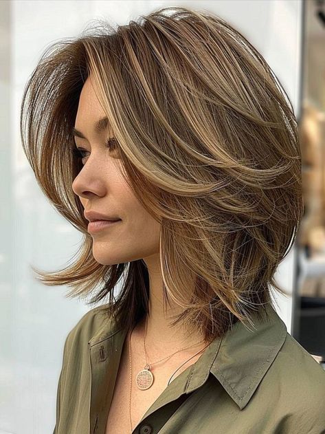 Stylish honey-blonde layered bob adding warmth and texture for an inspired look Shaggy Bob Hairstyles Curly Hair, Long Bob Haircut With Layers Thick Hair, Long Pixie Hairstyles For Fine Hair, Shaggy Shoulder Length Hair, Bobbed Hairstyles, Long Bob Haircut With Layers, Female Dreads, Choppy Pixie, Lob Cut