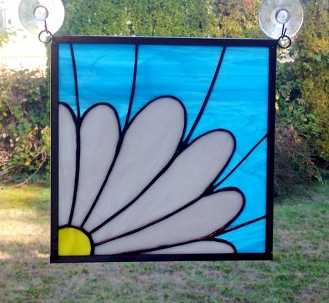 "A Simple Daisy" White Flower Stained Glass Panel Flower Stained Glass, Stained Glass Rose, Window Stained, Stained Glass Quilt, Stained Glass Patterns Free, Stained Glass Birds, Glass Art Projects, Stained Glass Decor, Stained Glass Flowers