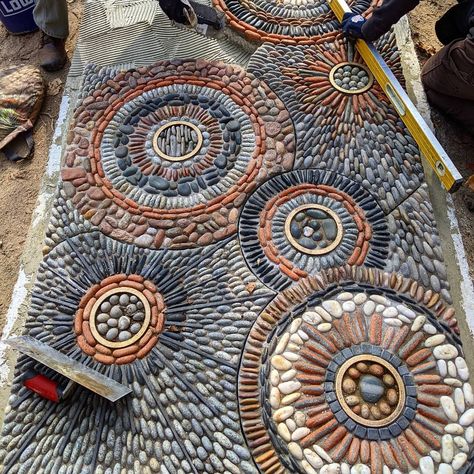 Ceramic Stepping Stones, Mosaic Rock Art, Upcycle Mosaic, Mosaic Porch, River Rock Tile, Mosaic Walkway, Garden Pebbles, Amazing Landscaping Ideas, Stone Garden Paths