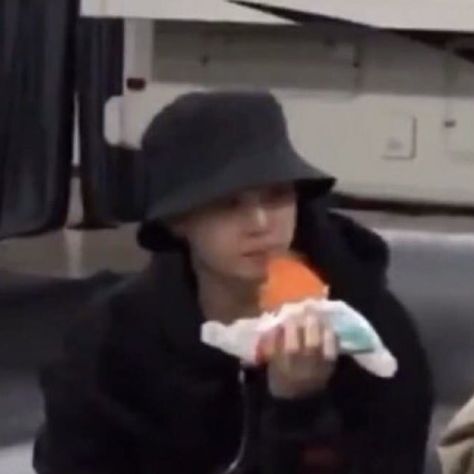 Suga Eating, Tiny Yoongi, Eating Watermelon, 밈 유머, Suga Suga, Bts Reactions, Cute Kpop, Bts "on", Lil Meow Meow