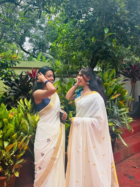 Saree Fairwell, Sisters Photography Poses Indian, Indian Best Friends Pics, Cousins Pics, Saree Poses With Friends, Onam Outfits Ideas, Sisters Photography Poses, Tere Naina, Onam Outfits