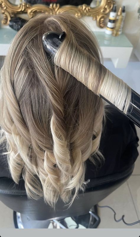 Hair Colorist Aesthetic, Hair Dressing Aesthetic, Beautition Job Aesthetic, Hairstylist Aesthetic Vision Board, Salon Aesthetic Hair, Hair Stylist Aesthetics, Hair Salon Instagram Feed, Hair Salon Retail, Hair School Cosmetology